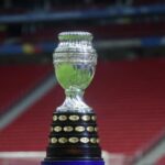 Không khí sôi động và chiếc cúp vô địch danh giá của Copa América.