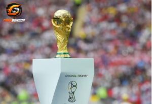 Không khí cuồng nhiệt và chiếc cúp vàng danh giá của FIFA World Cup.